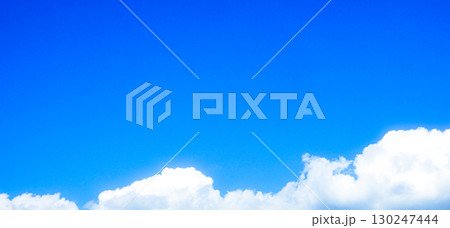 青空と雲のシンプルな風景 青空と雲のシンプルな風景 130247444