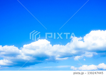 青空と雲のシンプルな風景 130247445