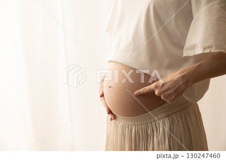 妊娠8ヶ月の女性のお腹 妊娠8ヶ月の女性のお腹 130247460
