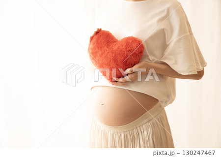 赤いハートを持つ妊娠8ヶ月の女性 130247467