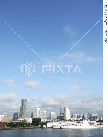 大さん橋から見たみなとみらい 130247642