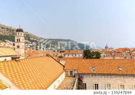ヨーロッパ、クロアチアのドゥブロヴニクの城壁から見た旧市街の風景 130247694