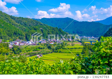 和歌山県有田川町の集落と棚田 130247783