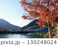 紅葉の丹沢湖に架かる橋 130248024