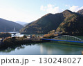 紅葉の丹沢湖に架かる橋 130248027