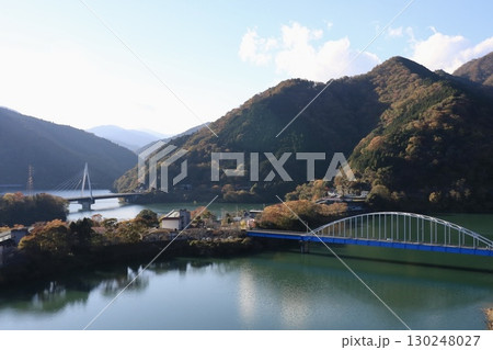 紅葉の丹沢湖に架かる橋 130248027