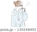 コーヒーを飲む横顔のお団子ヘア女性 130248402