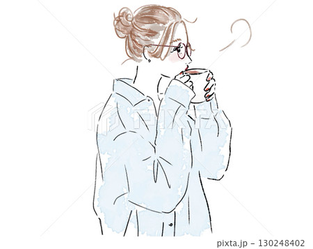 コーヒーを飲む横顔のお団子ヘア女性 130248402