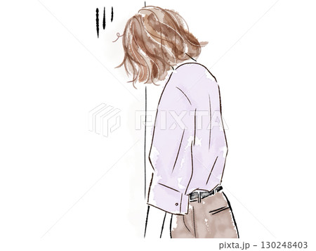 壁に向かって悲しむ女性 130248403
