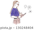 スマホでチェックする三つ編みの女性 130248404
