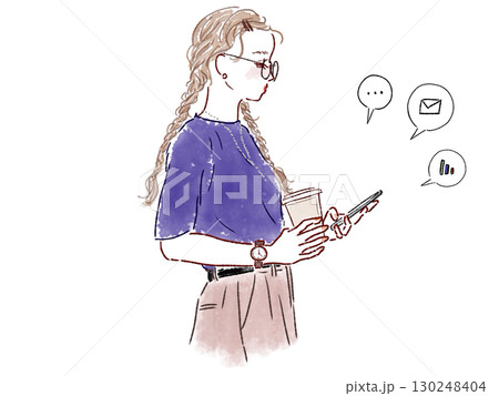 スマホでチェックする三つ編みの女性 130248404