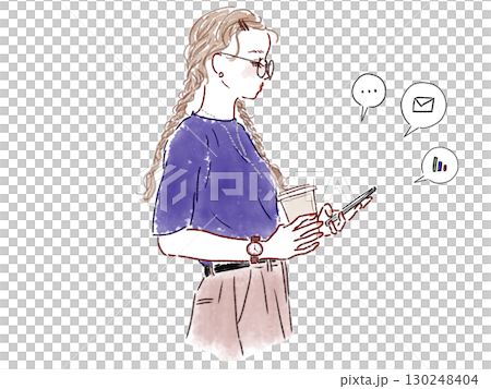 スマホでチェックする三つ編みの女性 130248404