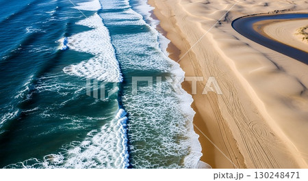 力強い白波が打ち寄せる砂浜、サーフィンに最適な美しいビーチ 力強い白波が打ち寄せる砂浜、サーフィンに最適な美しいビーチ 130248471