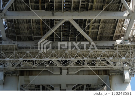 橋脚の下から見た橋脚 橋脚の下から見た橋脚 130248581