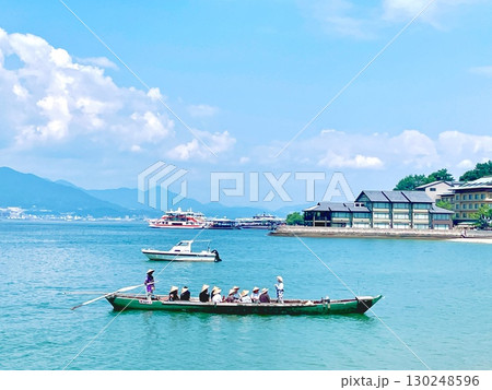 宮島の海を渡る船と観光船 宮島の海を渡る船と観光船 130248596