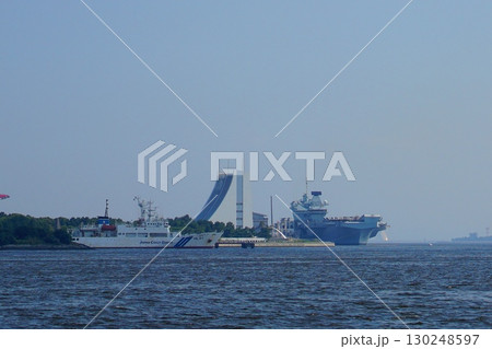 海上から見た空母 海上から見た空母 130248597