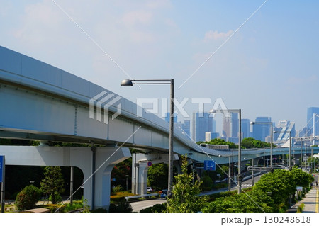 公園から見たゆりかもめ線 130248618