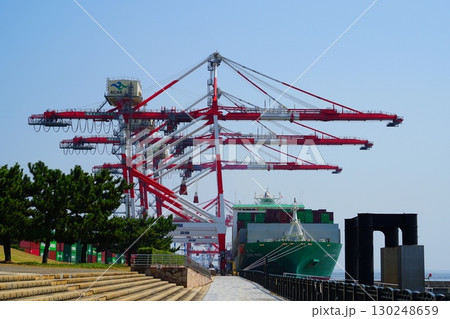 コンテナ埠頭のクレーン コンテナ埠頭のクレーン 130248659