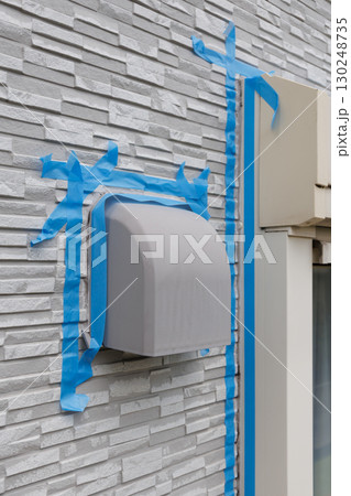 シール工事の換気フードをマスキング 130248735