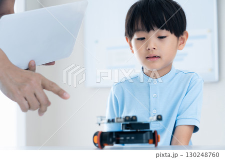 ロボットと遊ぶ男の子 130248760
