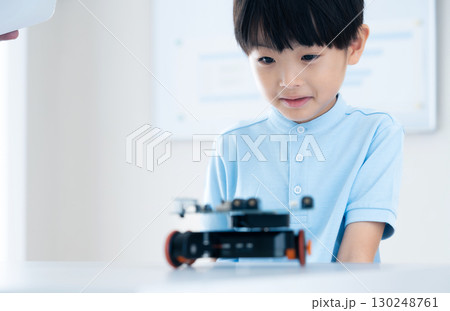 ロボットと遊ぶ男の子 130248761
