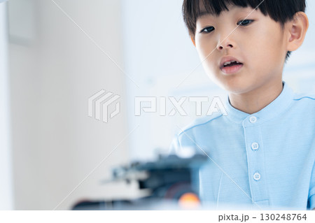 ロボットと遊ぶ男の子 130248764