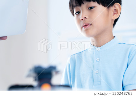 ロボットと遊ぶ男の子 ロボットと遊ぶ男の子 130248765