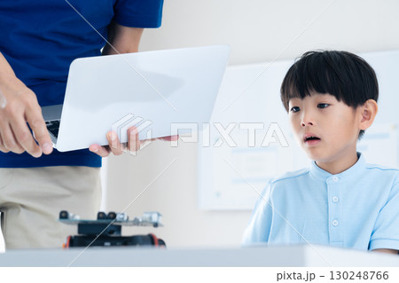 ロボットと遊ぶ男の子 130248766