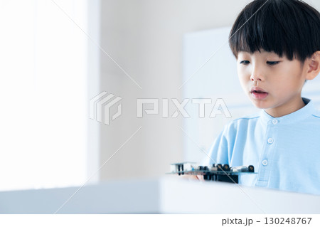 ロボットと遊ぶ男の子 130248767