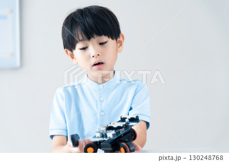 ロボットと遊ぶ男の子 130248768