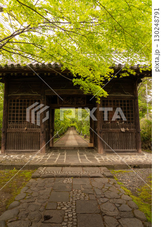 仙台の輪王寺の山門 130248791