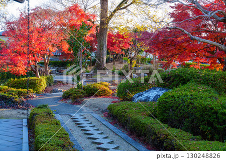 萬福寺の紅葉のある風景 130248826