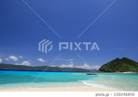 白い砂浜の古座間味ビーチ 沖縄の風景 白い砂浜の古座間味ビーチ 沖縄の風景 130248850
