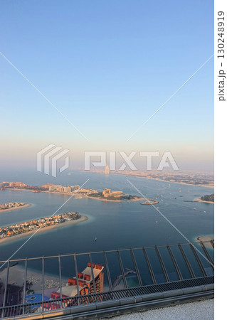 ザ・パーム・タワー54階からの眺望と碧い空と夕陽 130248919