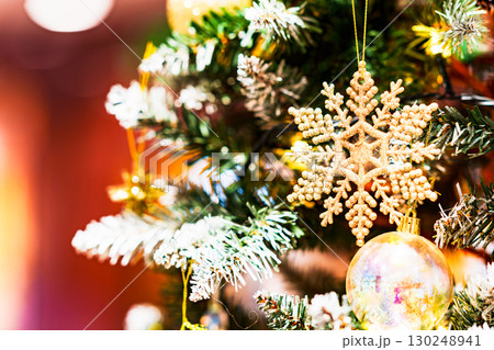 クリスマス の 飾付け の クリスマスツリー と イルミネーション 【 年末 の イメージ 】 130248941
