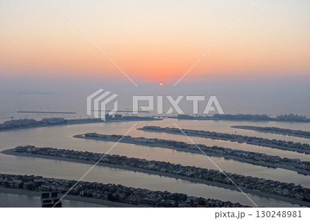 ザ・パーム・タワー54階からの眺望と碧い空と夕陽 130248981