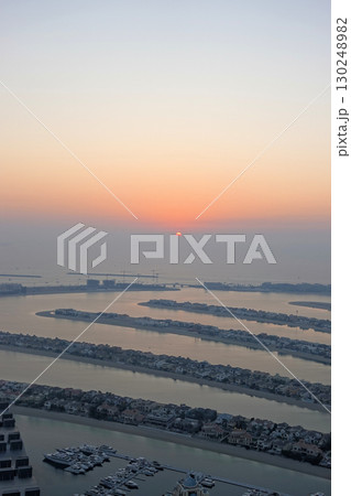 ザ・パーム・タワー54階からの眺望と碧い空と夕陽 130248982