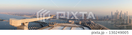 ザ・パーム・タワー54階からの眺望と碧い空と夕陽(パノラマ写真) 130249005