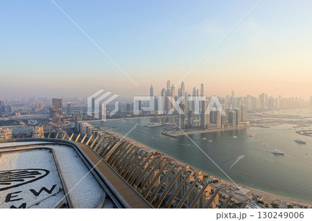 ザ・パーム・タワー54階からの眺望と碧い空と夕陽 130249006