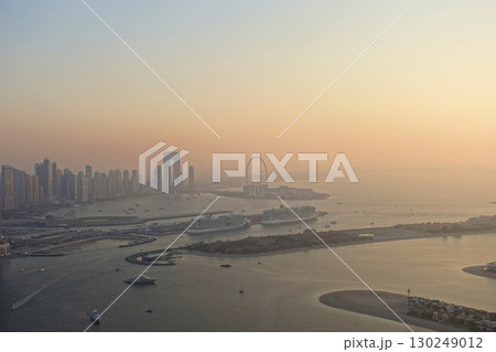 ザ・パーム・タワー54階からの眺望と碧い空と夕陽 130249012