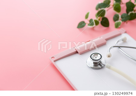 ピンクのバインダーと聴診器 130249974