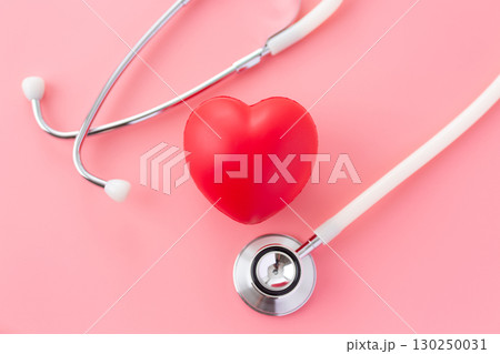 聴診器とハートの模型 130250031