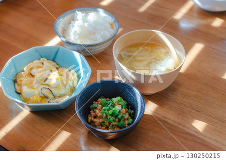 ご飯と味噌汁、卵とじ、納豆をそえた和食の朝食 ご飯と味噌汁、卵とじ、納豆をそえた和食の朝食 130250215
