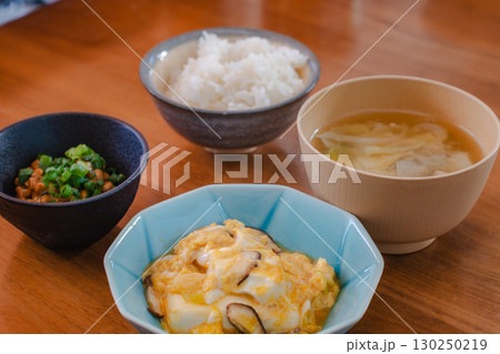 ご飯と味噌汁、卵とじ、納豆をそえた和食の朝食 ご飯と味噌汁、卵とじ、納豆をそえた和食の朝食 130250219