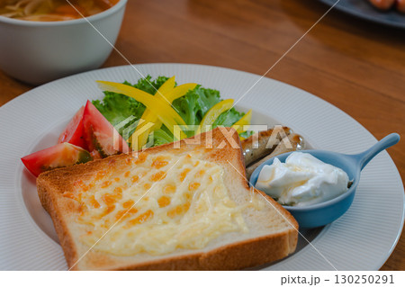 チーズトーストとサラダ、ヨーグルトを添えた朝食 130250291