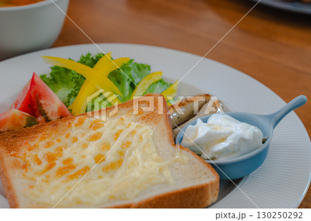 チーズトーストとサラダ、ヨーグルトを添えた朝食 チーズトーストとサラダ、ヨーグルトを添えた朝食 130250292