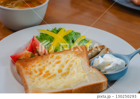 チーズトーストとサラダ、ヨーグルトを添えた朝食 チーズトーストとサラダ、ヨーグルトを添えた朝食 130250293