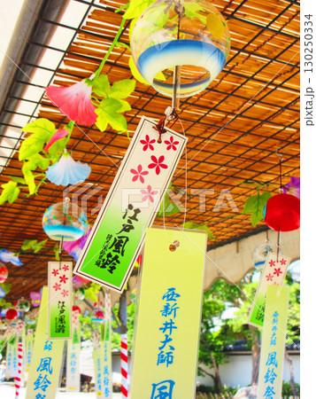 2025年撮影の西新井大師風鈴祭りの風景（東京都足立区） 130250334