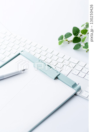 ブルーのバインダーとパソコン 130250426