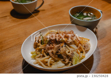 豚肉と野菜入り焼うどんとスープの夕食 130250428